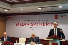 Hiệu trưởng Đại học Anh quốc Việt Nam Graeme Davies chia sẻ thông tin tại buổi gặp gỡ báo chí. (Ảnh: PM/Vietnam+)