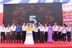 Đại diện ban tổ chức và các em học sinh cùng ấn nút phát động cuộc thi Chinh phục vũ môn toàn quốc lần thứ 3, ngày 26/9, tại Nghệ An. (Ảnh: Ban tổ chức)