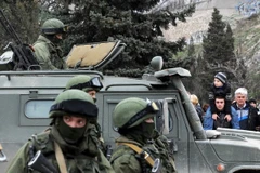 Biên phòng Ukraine: Quân đội, máy bay Nga đổ vào Crimea