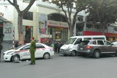 "Xế hộp" Porsche đâm liên hoàn 3 xe giữa trung tâm Hà Nội