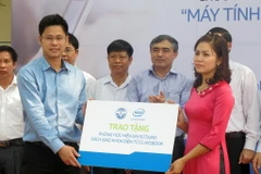 Học sinh miền núi học tiếng Anh với sách giáo khoa điện tử