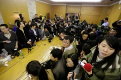 Các phóng viên tại Bắc KInh (Trung Quốc) ngóng tin về chiếc máy bay mất tích (Nguồn: Reuters)