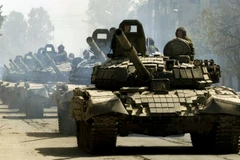 Kiev: Một đoàn 32 chiếc xe tăng đang từ Nga tiến vào Ukraine 