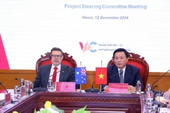 Giáo sư, Tiến sỹ Nguyễn Xuân Thắng và Đại sứ Australia tại Việt Nam Andrew Goledzinowski đồng chủ trì cuộc họp. (Ảnh: Văn Điệp/TTXVN)