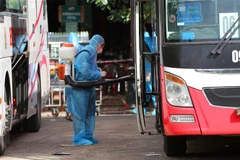 Phun khử khuẩn ở khu vực có người dân Quảng Trị lưu trú ở TP.Hồ Chí Minh trở về và xuống tàu tại ga Đông Hà (Quảng Trị). (Ảnh: Hồ Cầu/TTXVN)
