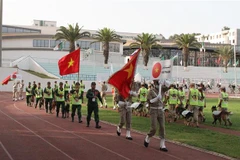 Đội tuyển Việt Nam diễu hành tại lễ Bế mạc. (Ảnh: Tấn Đạt/TTXVN)