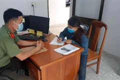 N.T.L làm việc với cơ quan chức năng. (Ảnh: TTXVN phát)