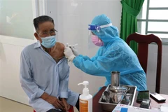 Tiêm vaccine ngừa COVID-19 tại Tiền Giang. (Ảnh: Hữu Chí/TTXVN)