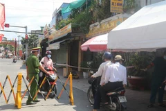 Kiểm tra giấy tờ người ra vào xã Hậu Thành, huyện Cái Bè, Tiền Giang. (Ảnh: Minh Trí/TTXVN)