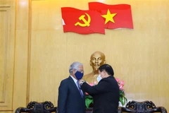 Ông Nguyễn Xuân Thắng, Ủy viên Bộ Chính trị, Giám đốc Học viện Chính trị quốc gia Hồ Chí Minh, Chủ tịch Hội đồng lý luận Trung ương trao Kỷ niệm chương "Vì sự nghiệp đào tạo, bồi dưỡng nghiệp vụ chính trị" tặng ngài Kamal Malhotra. (Ảnh: Nguyễn Điệp/TTXVN