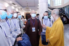 Thượng tọa Thích Nhật Từ, Phó Viện trưởng Thường trực Học viện Phật học Việt Nam tại Thành phố Hồ Chí Minh, Trưởng nhóm điều phối tình nguyện Phật giáo dặn dò các tình nguyện viên Phật giáo trước lúc lên đường. (Ảnh: Xuân Khu/TTXVN)