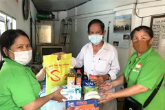 Thành phố Hồ Chí Minh đưa gói hỗ trợ đến với người nghèo, người lao động tự do. (Ảnh: Thanh Vũ/TTXVN)