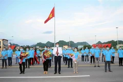 Phó Chủ tịch UBND tỉnh Sơn La Nguyễn Thành Công tặng hoa Đoàn cán bộ y tế tham gia hỗ trợ chống dịch COVID-19 tại Thành phố Hồ Chí Minh. (Ảnh: Quang Quyết/TTXVN)