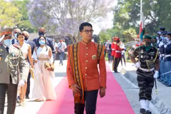 Tổng thống Madagascar Andry Rajoelina (giữa) tới Cung Manjakamiadana ở Antananarivo, ngày 6/11/2020. (Ảnh: AFP/TTXVN)