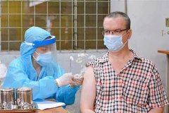 Người nước ngoài sinh sống, học tập, làm việc tại Thành phố Hồ Chí Minh tiêm vaccine trong đợt tiêm vaccine đầu tháng 8. (Ảnh: Xuân Khu/TTXVN)