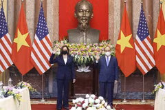 Chủ tịch nước Nguyễn Xuân Phúc và Phó Tổng thống Hoa Kỳ Kamala Harris. (Ảnh: Thống Nhất/TTXVN)