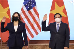 Thủ tướng Phạm Minh Chính đón Phó Tổng thống Hoa Kỳ Kamala Harris. (Ảnh: Dương Giang/TTXVN)
