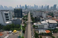 Tuyến đường dẫn tới trung tâm thủ đô Jakarta, Indonesia vắng vẻ khi Chính phủ áp đặt lệnh hạn chế nhằm ngăn ngừa sự lây lan của dịch COVID-19. (Ảnh: AFP/TTXVN)