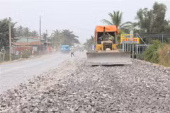 Thi công dự án cải tạo nâng cấp Quốc lộ 57 với chiều dài toàn tuyến 39,19 km, có tổng mức đầu tư 875 tỷ đồng. (Ảnh Công Trí/TTXVN)