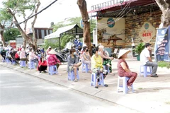 Người dân phường Cái Khế (quận Ninh Kiều) xếp hàng chờ lấy mẫu xét nghiệm. (Ảnh: Trung Kiên/TTXVN)