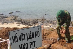 Để đảm bảo an toàn, các vật liệu nổ được tập kết tại một vị trí có thiết lập hàng rào bảo vệ hiện trường. (Ảnh: Thanh Thủy/TTXVN)