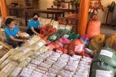 Hội viên phụ nữ trên địa bàn tỉnh Thanh Hóa quyên góp, ủng hộ lương thực thực phẩm để tổ chức nấu cơm phát miễn phí nhằm chia sẻ khó khăn với những người đang cách ly tập trung. (Ảnh TTXVN phát)