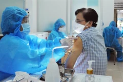 Tiêm 200.000 liều vaccine phòng COVID-19 cho người lao động tại Long An. (Ảnh: Đức Hạnh/TTXVN)
