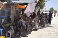 Các tay súng Taliban tại một khu chợ ở huyện Andar ở tỉnh Ghazni, Afghanistan, ngày 3/6/2021. (Ảnh: AFP/TTXVN)