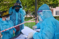 Công dân khai báo y tế và nhận phòng để đi cách ly tập trung theo quy định. (Ảnh: Hoài Thu/TTXVN)