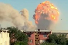 Khói lửa bốc lên tại hiện trường vụ nổ kho đạn ở Bayzakov, tỉnh Jambyl, Kazakhstan ngày 25/8/2021. (Ảnh: AFP/TTXVN)