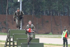 Tình huống vượt chướng ngại vật của Đội tuyển quân sự Belarus trong môn thi vùng tai nạn. (Ảnh: Trọng Đức/TTXVN)