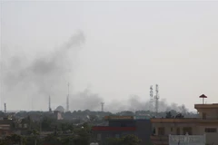 Khói bốc lên sau các cuộc giao tranh giữa quân đội chính phủ và phiến quân Taliban tại Shiberghan, tỉnh Jawzjan , Afghanistan, ngày 6/8/2021. (Ảnh: THX/TTXVN)