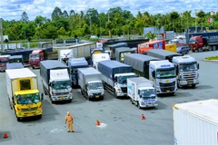 Xe tải, xe container xếp hàng chờ kiểm tra giấy tờ để vào thành phố Cần Thơ giao nhận hàng ngày 27/8. (Ảnh: Thanh Liêm/TTXVN)