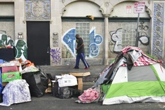 Lều của người vô gia cư trên đường phố tại Los Angeles, California, Mỹ, ngày 26/4/2021. (Ảnh: AFP/ TTXVN)