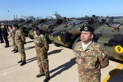 Binh sỹ Italy bên các thiết bị quân sự tại lễ chuyển giao quyền tiếp quản cho Libya tại căn cứ quân sự ở Tripoli. (Ảnh: AFP/TTXVN)