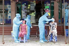 Lấy mẫu xét nghiệm cho người dân khu vực phường Tân An (quận Ninh Kiều). (Ảnh: Trung Kiên/TTXVN)