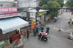 Lực lượng chức năng tiến hành kiểm soát chặt người ra vào khu vực phong tỏa trên đường Tiền Cảng, phường Thắng Nhất, thành phố Vũng Tàu. (Ảnh: Huỳnh Ngọc Sơn/TTXVN)