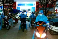 Vận chuyển hàng hóa, lương thực thực phẩm hỗ trợ công nhân ở trọ, người nghèo trong khu phong tỏa tại TP.HCM. (Ảnh: TTXVN phát)