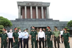 Thủ tướng Phạm Minh Chính kiểm tra công tác quản lý, vận hành, bảo đảm kỹ thuật Lăng Chủ tịch Hồ Chí Minh. (Ảnh: Dương Giang/TTXVN)