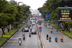 Đông đúc các loại phương tiện giao thông trên đường Nguyễn Văn Cừ (Quận 5). (Ảnh: Thanh Vũ/TTXVN)