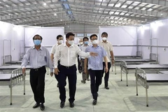 Phó Thủ tướng Vũ Đức Đam kiểm tra công tác phòng, chống dịch tại Bệnh viện Dã chiến số 1 (tại Khu công nghiệp Thành Thành Công, thị xã Trảng Bàng, tỉnh Tây Ninh). (Ảnh: Diệp Trương/TTXVN)