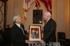 Tổng Bí thư Nguyễn Phú Trọng tặng bức ảnh lưu niệm cho Thượng Nghị sĩ Hoa Kỳ John Mc. Cain. (Ảnh: Trí Dũng/TTXVN)