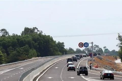 Các phương tiện lưu thông trên đường cao tốc Đà Nẵng-Quảng Ngãi. (Ảnh: Trần Tĩnh/TTXVN)