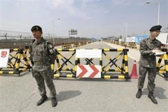 Binh sỹ Hàn Quốc tăng cường an ninh trên một tuyến đường ở Paju. (Nguồn: Kyodo/TTXVN)