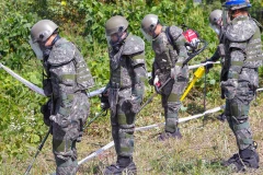Binh sỹ Hàn Quốc rà tim bom mìn tại khu DMZ. (Nguồn: AP)