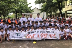 Huấn luyện viên trưởng đội tuyển bóng đá Việt Nam - ông Park Hang Seo giao lưu với học sinh Trường Tiểu học số 1 Nhơn Bình (Quy Nhơn, Bình Định), trong chương trình “Gieo mơ ước - Give a dream."