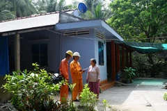 Công nhân Tổng Công ty Điện lực mền Nam chăm sóc khách hàng dùng điện khu vực nông thôn tỉnh Tiền Giang. (Ảnh: Ngọc Hà/TTXVN)