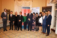 Toàn quyền Australia Peter Cosgrove cùng Phu nhân và Tổng Lãnh sự Trịnh Đức Hải chụp ảnh với các thành viên sáng lập và điều hành AVYLD. (Ảnh: Khánh Linh/Vietnam+)