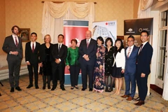 Toàn quyền Australia Peter Cosgrove cùng Phu nhân và Tổng Lãnh sự Trịnh Đức Hải chụp ảnh với các thành viên sáng lập và điều hành AVYLD. (Ảnh: Khánh Linh/Vietnam+)