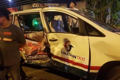 Chiếc xe taxi bị hư hỏng sau vụ tai nạn. (Ảnh: TTXVN phát)